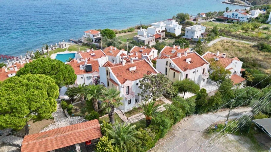 Özel Plajlı ve İskeleli Sitede 3+1 Villa